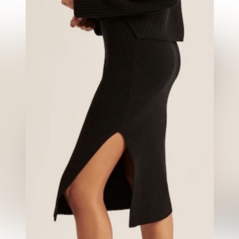 A&F Black knitted skirt